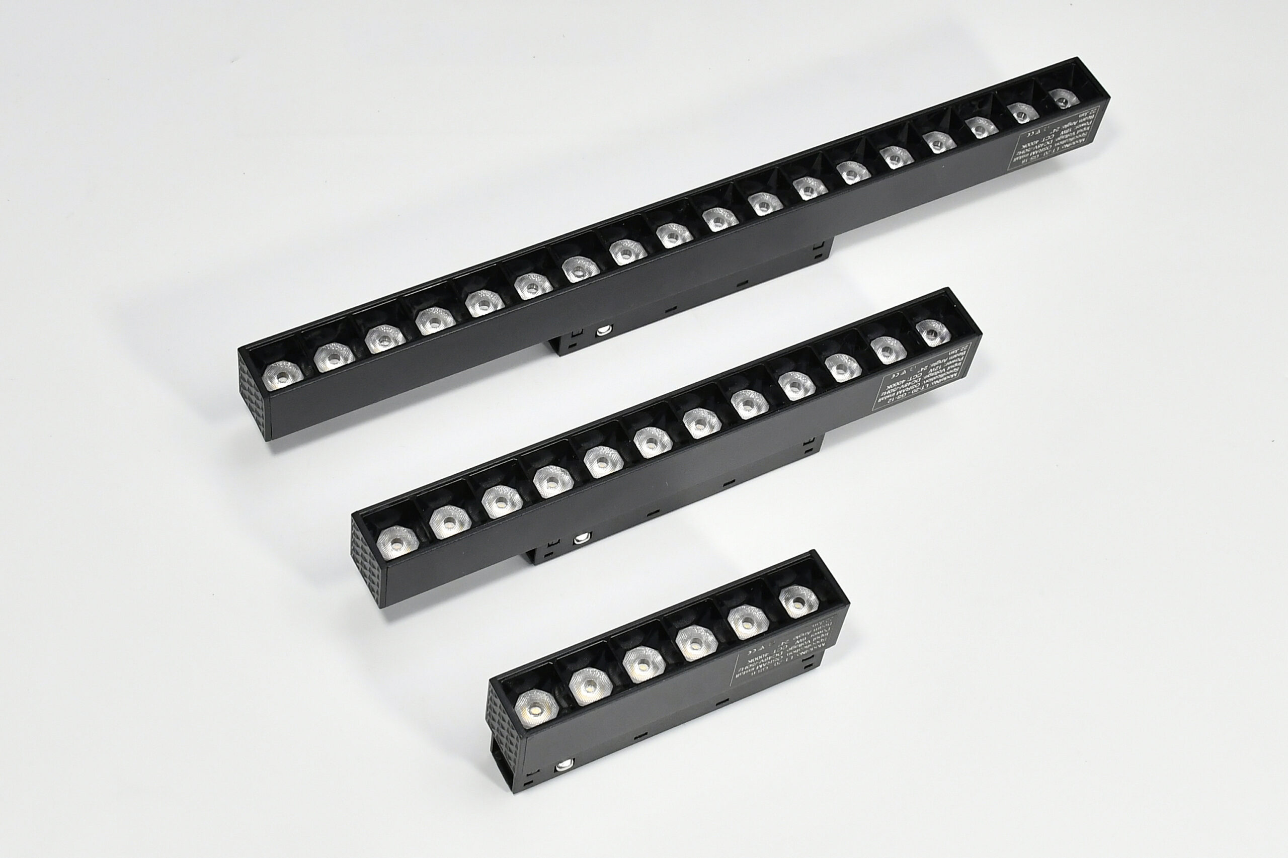 PROIECTOR MAGNETIC LED GRILA 18W 1800LM 48V CHIP OSRAM CRI90 NEGRU MONDO LUCE